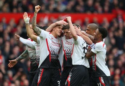 Los jugadores del Liverpool celebran el gol de Gerrard