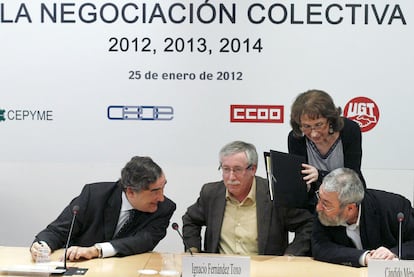 Juan Rosell (CEOE), Ignacio Fernández Toxo (CC OO) y Cándido Méndez (UGT), durante la firma del acuerdo salarial.