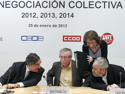 Juan Rosell (CEOE), Ignacio Fernández Toxo (CC OO) y Cándido Méndez (UGT), durante la firma del acuerdo salarial.
