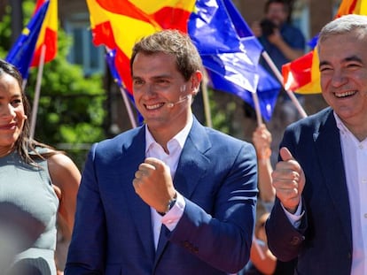 El presidente de Ciudadanos, Albert Rivera, junto a los candidatos al Parlamento Europeo, Luis Garicano; y a la alcaldía de Madrid, Begoña Villacís.