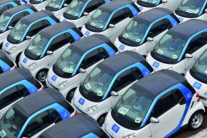 Un parking con Smarts como los que recorren Madrid. En la capital, a Car2Go se suman opciones como Zity, Emov y, próximamente, Wible.