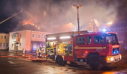 Bombeiros tentam apagar o incêndio nas instalações de um centro de refugiados em Bautzen, Alemanha.