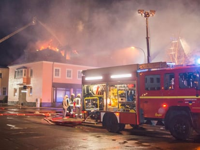 Bombeiros tentam apagar o incêndio nas instalações de um centro de refugiados em Bautzen, Alemanha.
