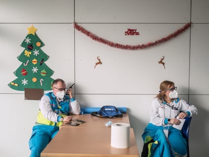 Cristina Fernández, psicóloga del Summa 112 de Madrid, junto a su compañero enfermero, en la base de Marazuela, en el centro de salud de Las Rozas, esperando a recibir algún aviso.