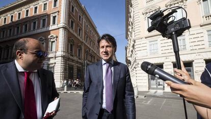 O jurista Giuseppe Conte chega nesta sexta-feira à Câmara dos Deputados, em Roma, onde os partidos que o apoiam, o Movimento 5 Estrelas e a Liga, negociam um Executivo.