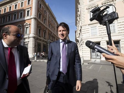 O jurista Giuseppe Conte chega nesta sexta-feira à Câmara dos Deputados, em Roma, onde os partidos que o apoiam, o Movimento 5 Estrelas e a Liga, negociam um Executivo.