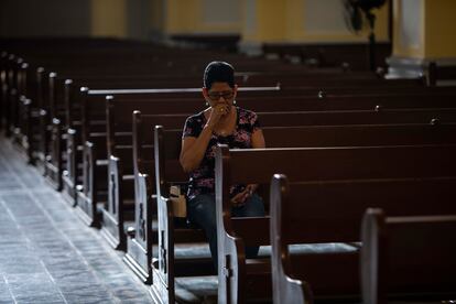 Una mujer reza en la iglesia principal de Granda, Nicaragua.