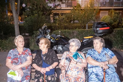 María, Rafi, Kika y Pepa, sentadas en el banco de la plaza donde toman el fresco.

