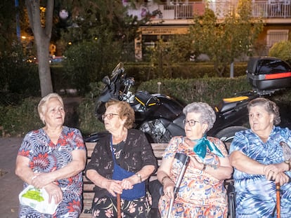 María, Rafi, Kika y Pepa, sentadas en el banco de la plaza donde toman el fresco.