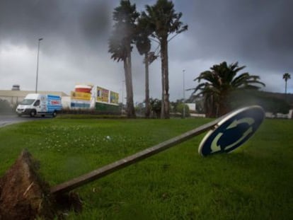 Un senyal de trànsit tombat pel vent a Tenerife.