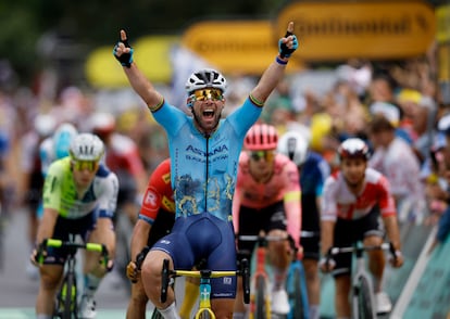 Mark Cavendish, del Astana Qazaqstan, celebra la victoria en la 5ª etapa del Tour de Francia el pasado julio, con la que suma su 35ª victoria para batir el récord histórico.