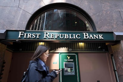 Un peatón camina por una oficina del First Republic Bank en San Francisco, California.