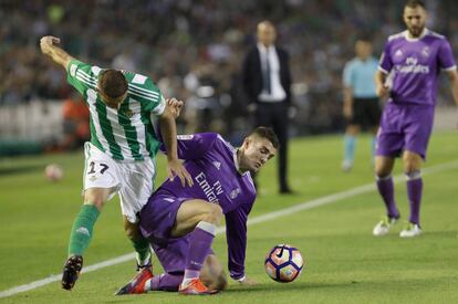 Kovacic lucha por la pelota con Joaquín.