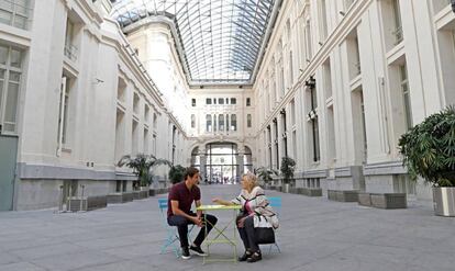 Federer, durante un encuentro con la alcaldesa Manuela Carmena en la Galería de Cristal del Palacio de Cibeles, el pasado sábado en Madrid.