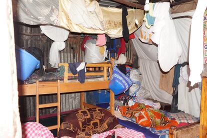 La casa provisional en Nairobi de Faith Nyambura, que tiene que vivir con muebles y ropa prestados tras perderlo todo en las inundaciones.