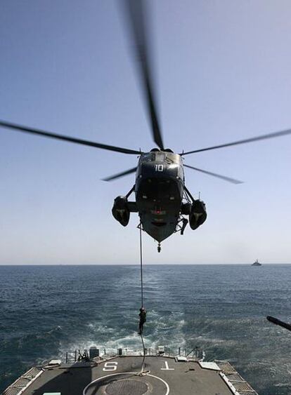 Un helicóptero durante unas maniobras de Pakistán y EE UU en el mar Arábigo.