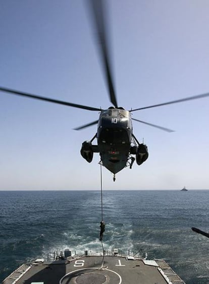 Un helicóptero durante unas maniobras de Pakistán y EE UU en el mar Arábigo.