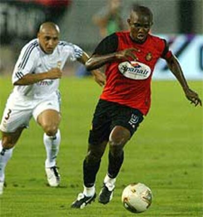 Eto´o supera a Roberto Carlos en el partido disputado en Son Moix.