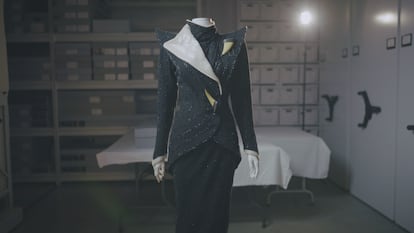 El vestido que lució interpretando a Cruella de Vil forma parte del archivo de vestuario de la actriz que se guarda en la Universidad de Indiana, en Bloomington. Foto cedida por la productora de 'El mundo según Glenn Close'.