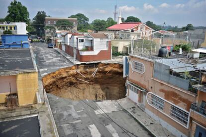 Fotografía del socavón causado por la tormenta tropical Agatha en Ciudad de Guatemala.