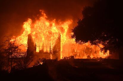 El edificio principal del viñedo Paras arde en el área de Mount Veeder en Napa, California, el 10 de octubre.