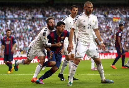 Luis Suárez, rodeado de jugadores del Real Madrid, durante un momento del partido.