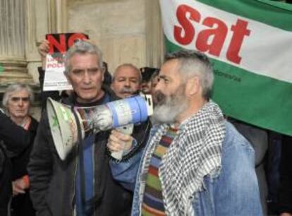 El parlamentario andaluz de IU Juan Manuel Snchez Gordillo (d), junto al secretario general del Sindicato Andaluz de Trabajadores (SAT), Diego Ca?amero, a la salida del Tribunal Superior de Justicia de Andaluca, ante el que fue citado el pasado 29 de abril  por la ocupacin de la finca militar Las Turquillas de Osuna (Sevilla).