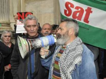 El parlamentario andaluz de IU Juan Manuel Sánchez Gordillo (d), junto al secretario general del Sindicato Andaluz de Trabajadores (SAT), Diego Cañamero, a la salida del Tribunal Superior de Justicia de Andalucía, ante el que fue citado el pasado 29 de abril por la ocupación de la finca militar Las Turquillas de Osuna (Sevilla).