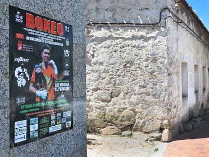 Cartel anunciando un combate de boxeo en una calle de la localidad madrileña de Valdemorillo.