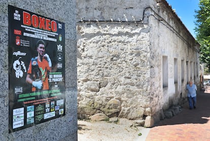 Cartel anunciando un combate de boxeo en una calle de la localidad madrileña de Valdemorillo.