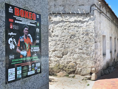 Cartel anunciando un combate de boxeo en una calle de la localidad madrileña de Valdemorillo.