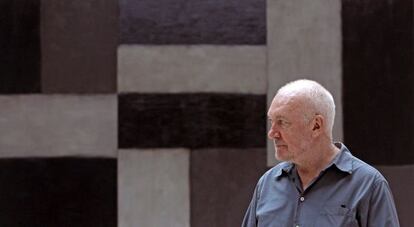 Sean Scully, ante una de sus obras expuestas en el IVAM.