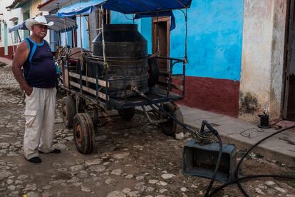 Carro de caballos con gran tanque de agua, en una casa en Trinidad, dentro de un distrito con agua corriente.