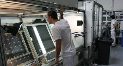Un trabajador de la fábrica malagueña de Isofotón.