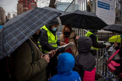 Los asistentes se registraban este miércoles para acceder a las tribunas para ver la Cabalgata de Madrid. 