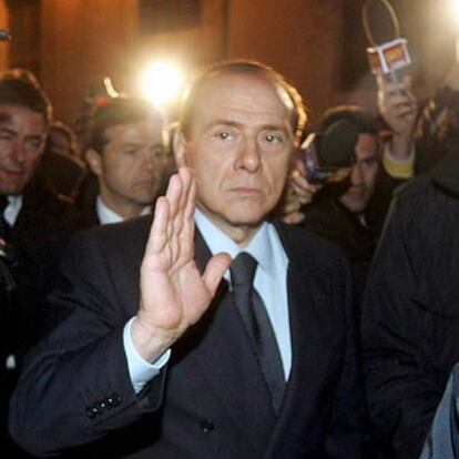 El primer ministro italiano, Silvio Berlusconi, abandona la Cámara de los Diputados tras su entrevista con el presidente de la República, Carlo Azeglio Ciampi.