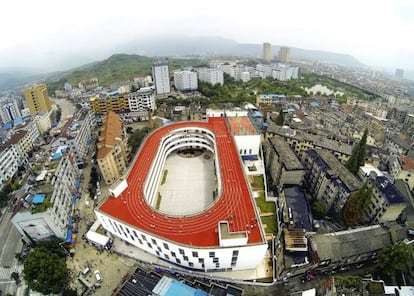 Vista a&eacute;rea de la pista sobre la escuela de Tiantai 2.