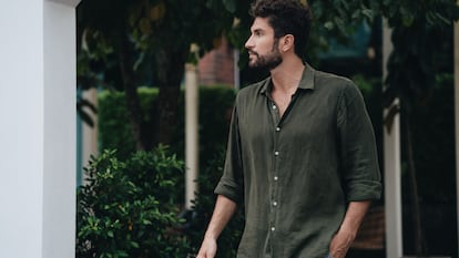 Artículos EL PAÍS Escaparate sobre camisas de lino para hombre para el verano.