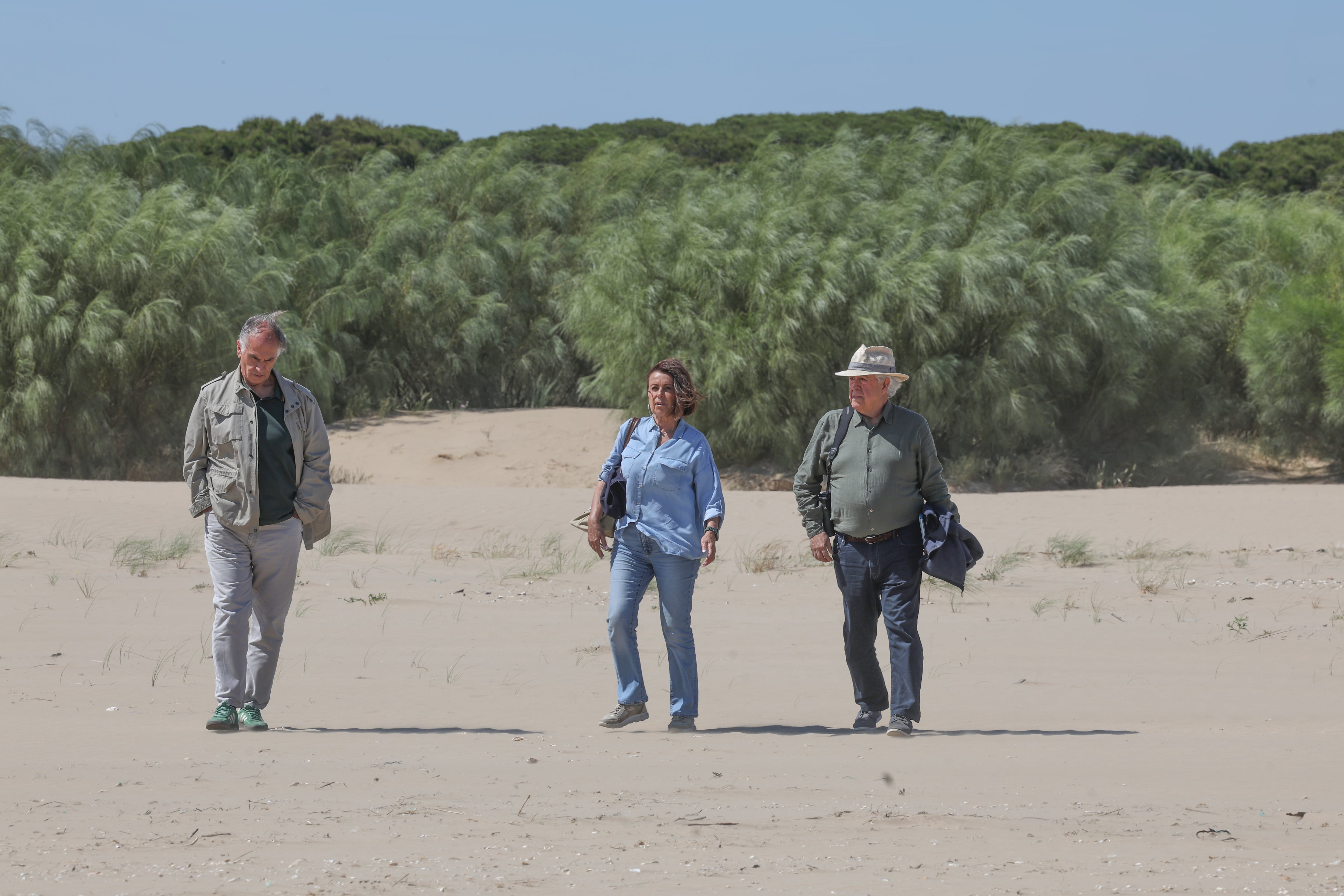 Desde la izquierda, Joaquín Gutiérrez Acha, Carmen Rodríguez y José María Morales en Doñana.