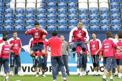 Los jugadores sevillistas, durante su entrenamiento de ayer.