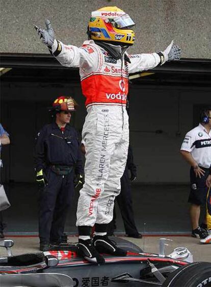 Hamilton celebra la 'pole'