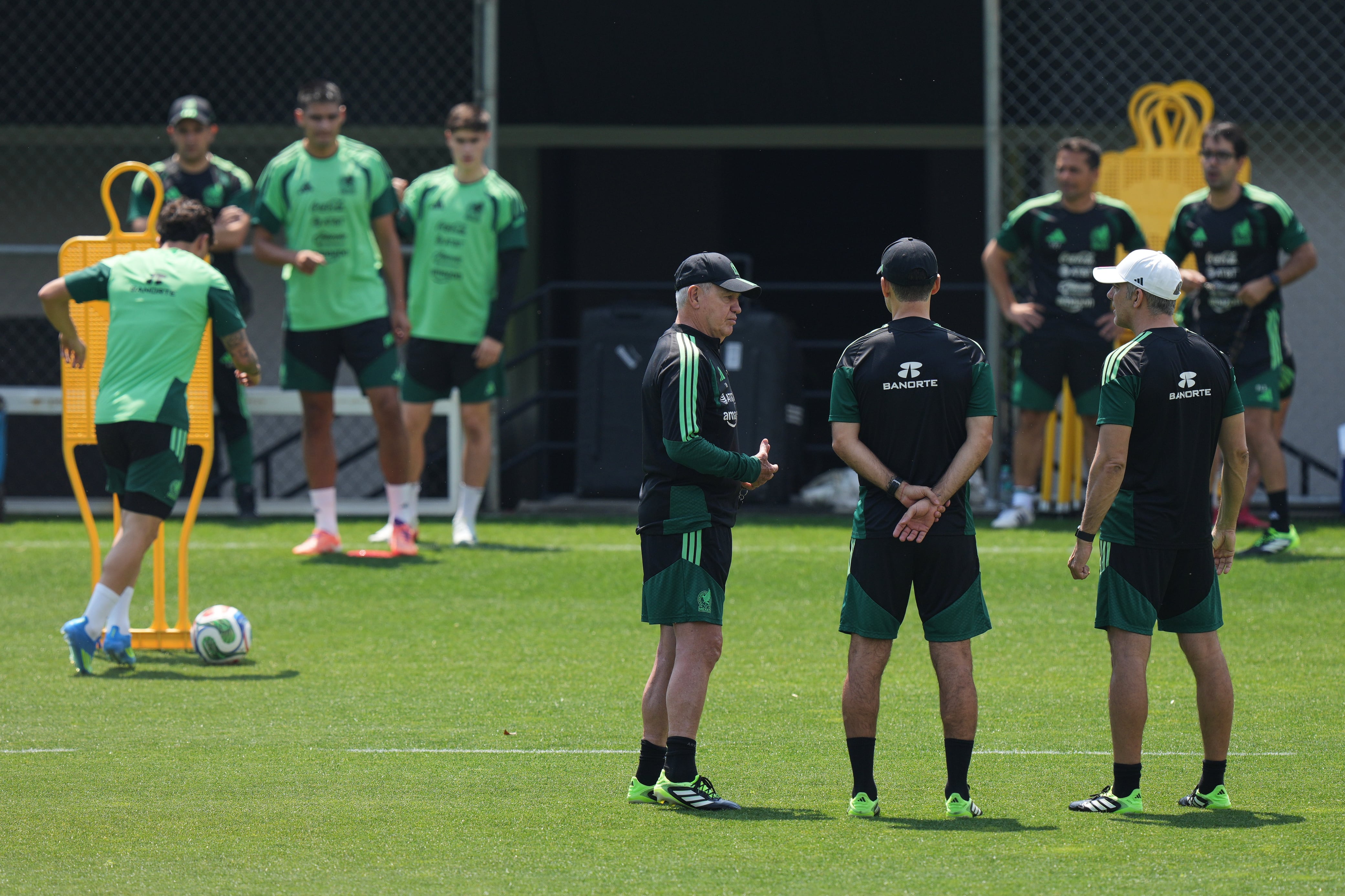 Aguirre presenta una lista preliminar de 55 futbolistas para el Mundial: fuera ‘Chucky’ Lozano y esperanza para 14 jugadores
