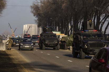 Unidades militares en un control de camino al aeropuerto. Almaty es una ciudad moderna, la capital histórica (hasta que fue trasladada a Astaná, posteriormente rebautizada como Nursultán) y la urbe más poblada del país, con cerca de dos millones de personas.