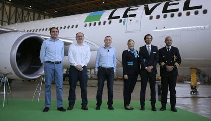 Willie Walsh (IAG, al centre), amb Luis Gallego (Iberia) i Javier Sánchez Prieto (Vueling) davant d'una aeronau de Vueling.