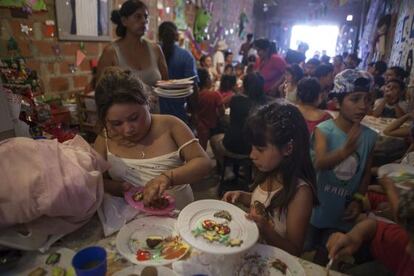 El comedor Pekenitos, de la localidad bonaerense de Rafael Calzada, este mi&eacute;rcoles en una celebraci&oacute;n navide&ntilde;a.