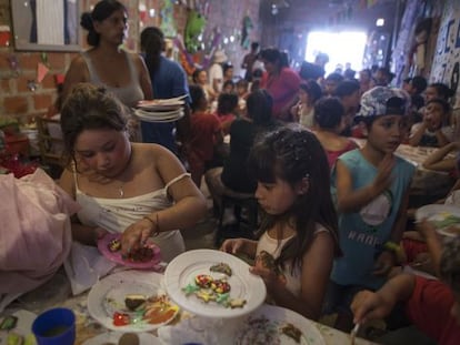 Refeitório Pekenitos em Rafael Calzada, Buenos Aires, durante festa natalina na quarta-feira.