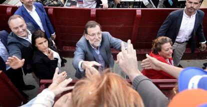 Fabra, Rajoy y Barberá buscan el calor de sus votantes en el mitin de la plaza de toros de Valencia celebrado el pasado jueves.