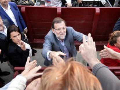 Fabra, Rajoy y Barberá buscan el calor de sus votantes en el mitin de la plaza de toros de Valencia celebrado el pasado jueves.