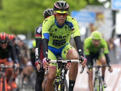 Alberto Contador cruza la meta de Jesolo el 46&ordm;, a 40s del ganador, en la bici de su compa&ntilde;ero Tosatto.