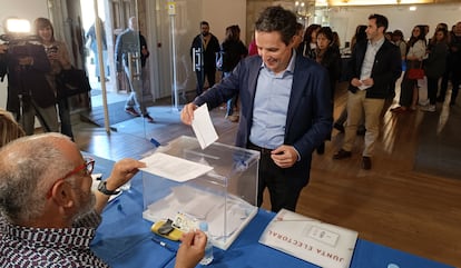 Corchado deposita su voto en las elecciones a rector de la Universidad de Salamanca.

